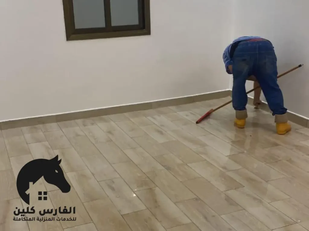 تنظيف وجلي البلاط